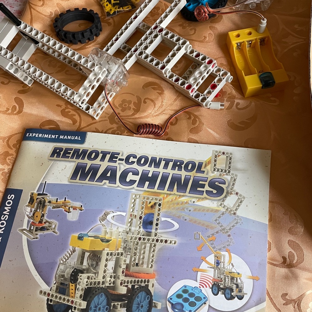 Remote-Control Machines Building Kit with Yellow Battery Holder